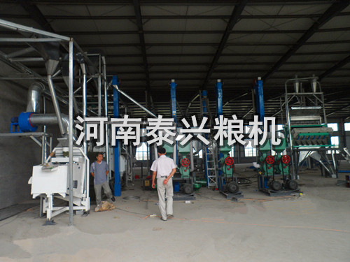 河北20噸小米加工設備安裝現場圖